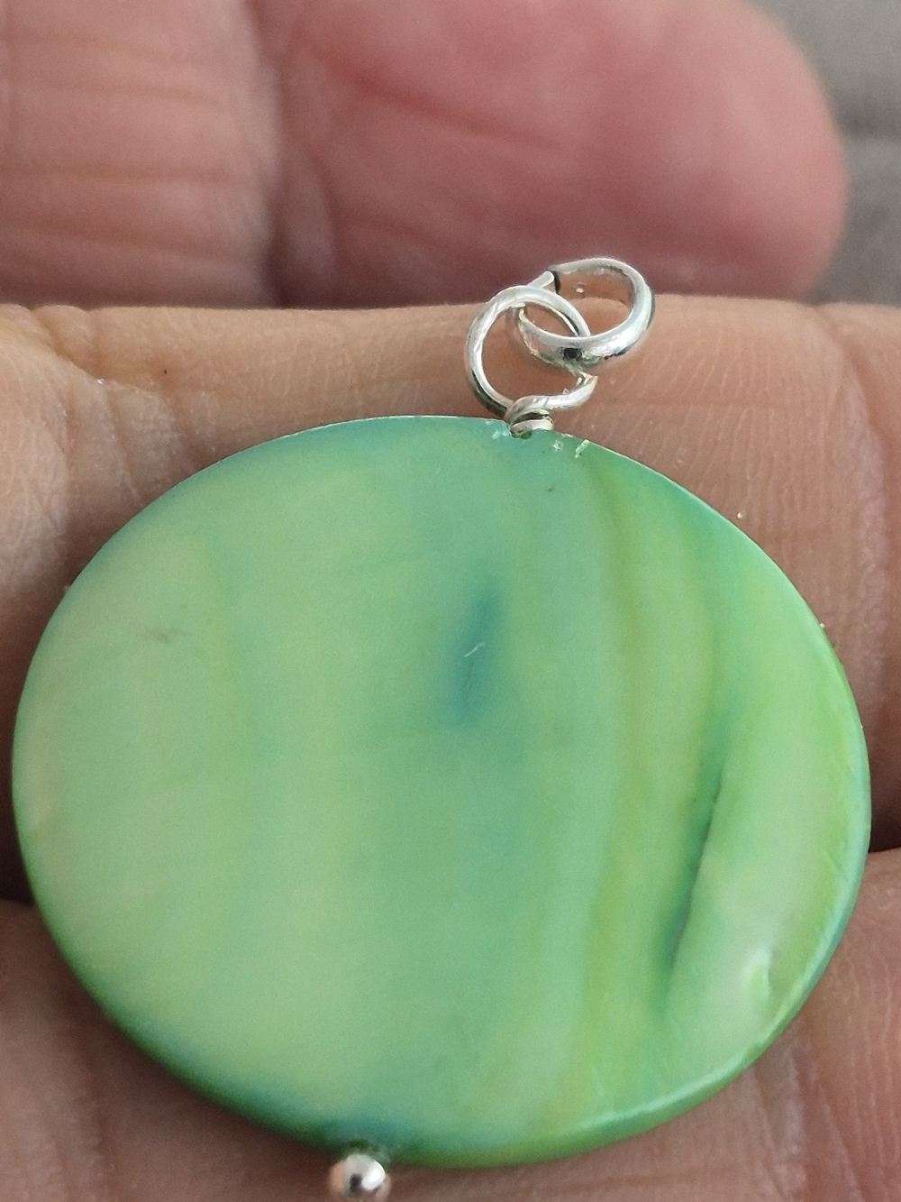 Green Round Morher Of Pearl Shell Pendant - Picture 3 of 5